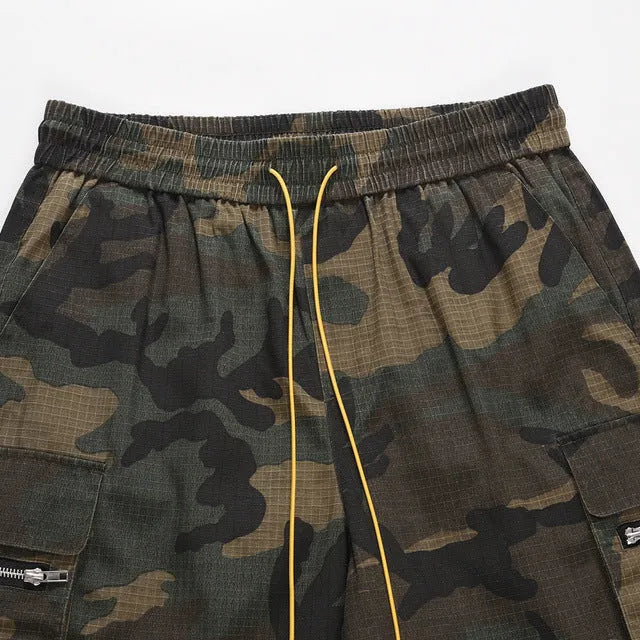Men's green camouflage cotton work shorts with a loose fit, shown on a mannequin