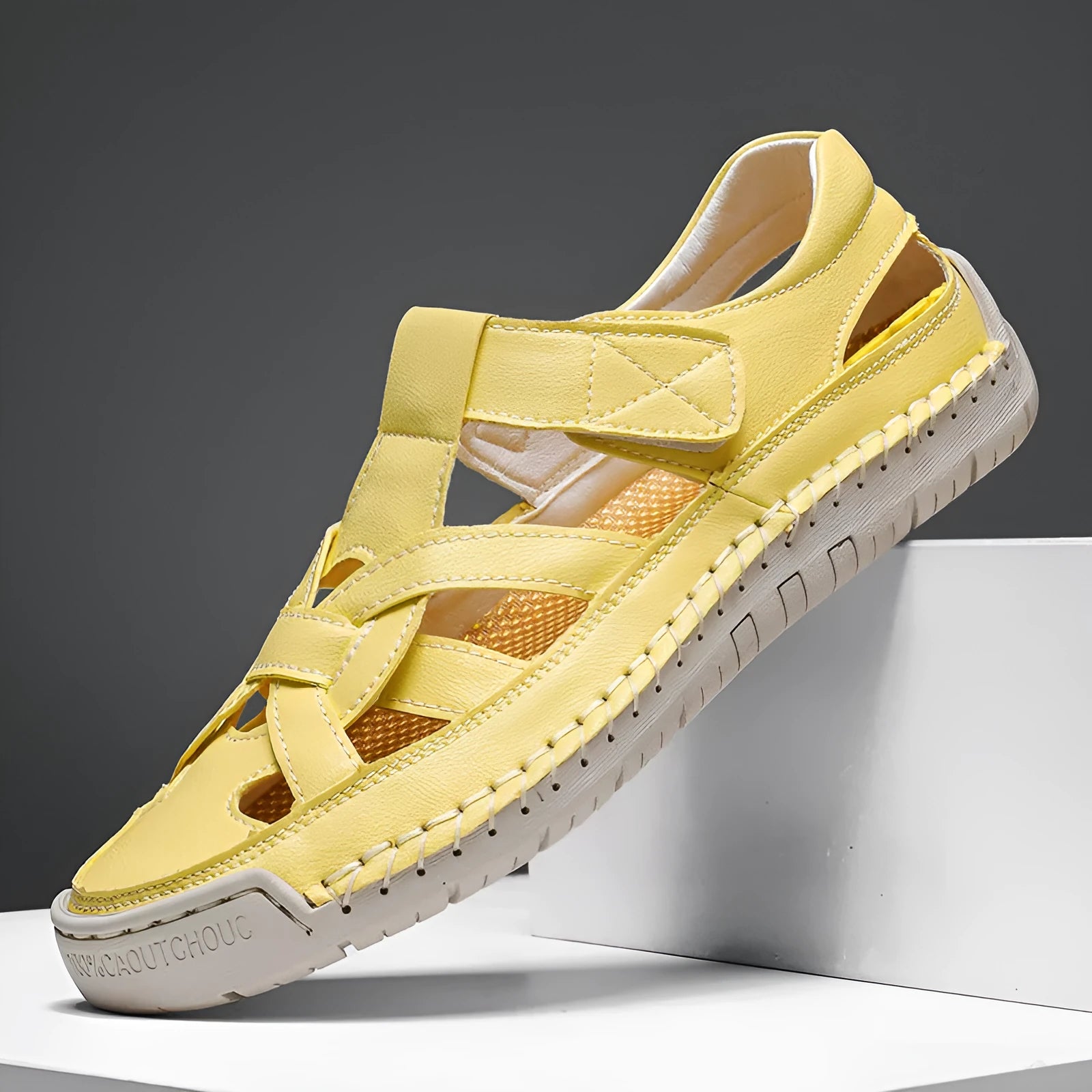 Women's low-top casual shoes with velcro strap and round toe in a solid colour.