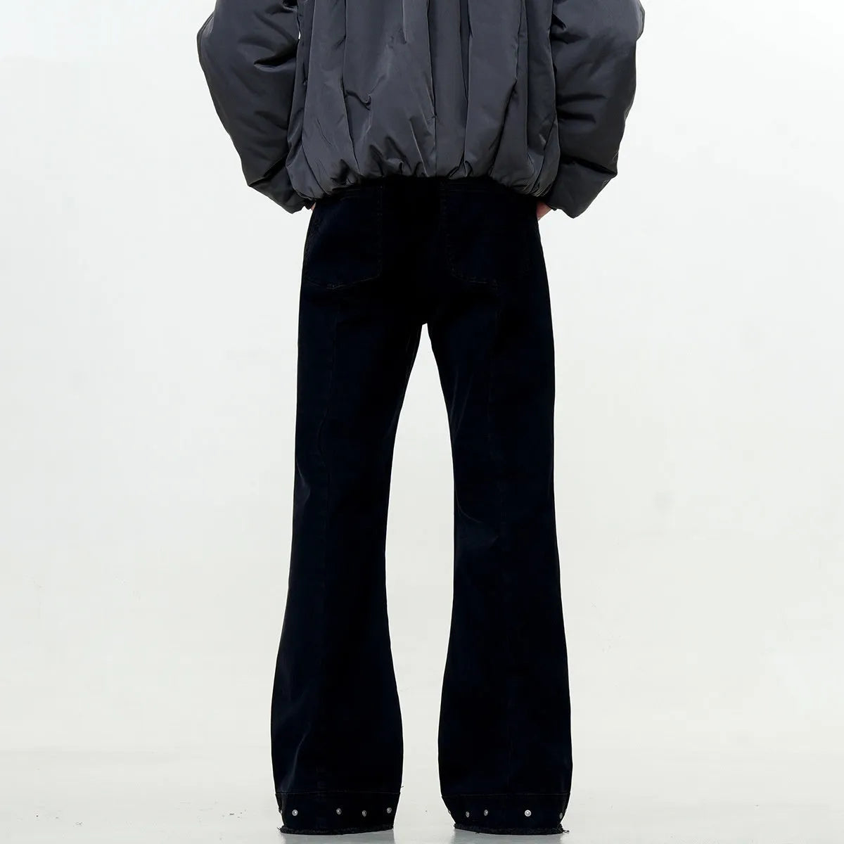 American retro straight-leg skinny jeans in black cotton fabric with a horn-shaped leg opening.