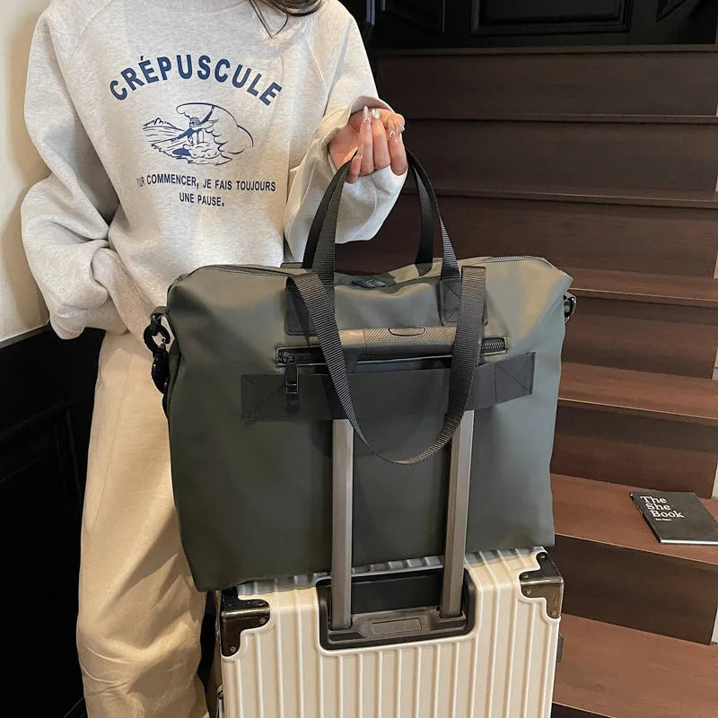 Lightweight Oxford cloth tote travel storage bag in solid colour with 20-35L capacity.