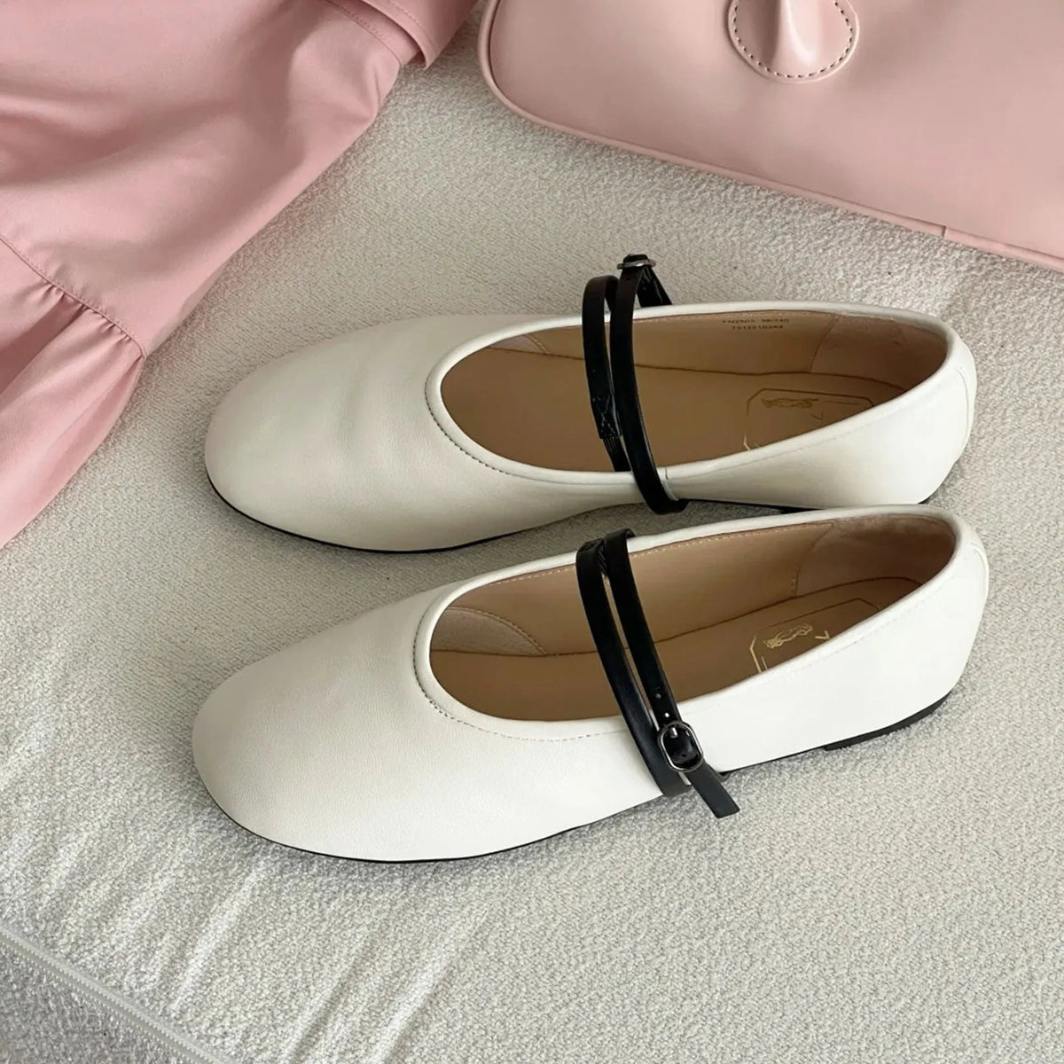 Mary Jane shoes with round toe and buckle, low heel under 3cm, sheepskin upper, white or black, sizes 35-40.