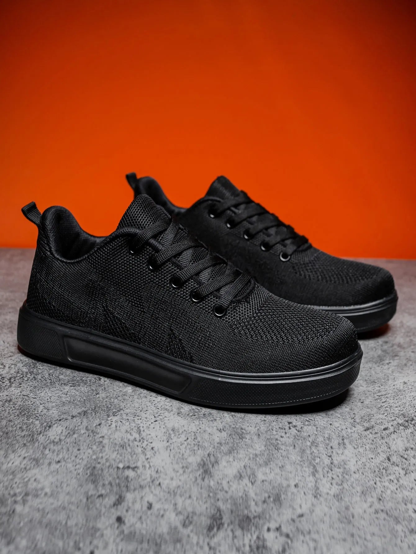 Light casual sports shoes with mesh upper and thick EVA sole in black and white colours
