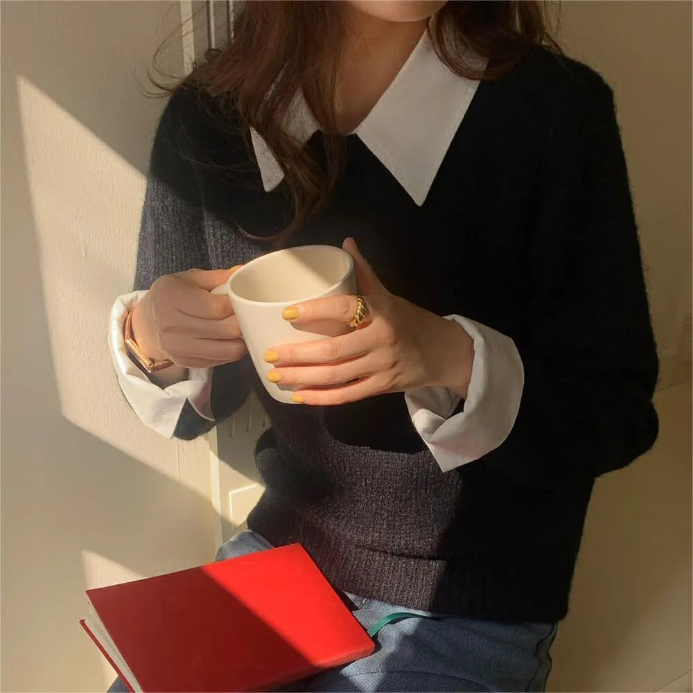 Women's loose fit knitwear top with contrast colour lapels, long sleeves, in solid colour polyester jersey.