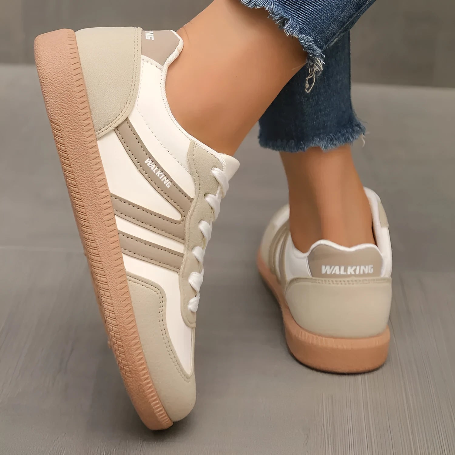 Low-top casual sneaker with artificial PU upper and rubber sole in a wine red colour.