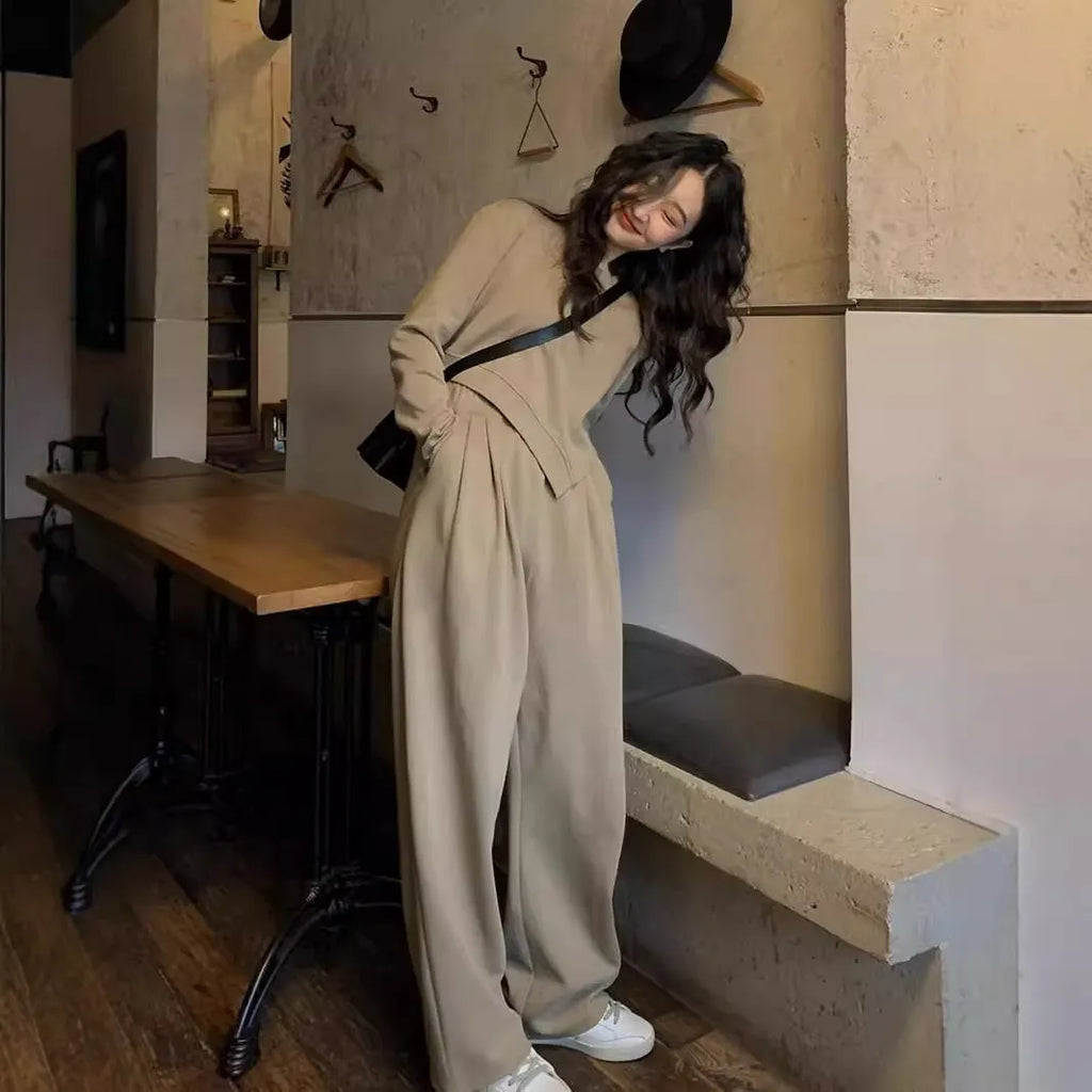 Women's loose-fitting khaki casual sports suit set with long sleeves and trousers.