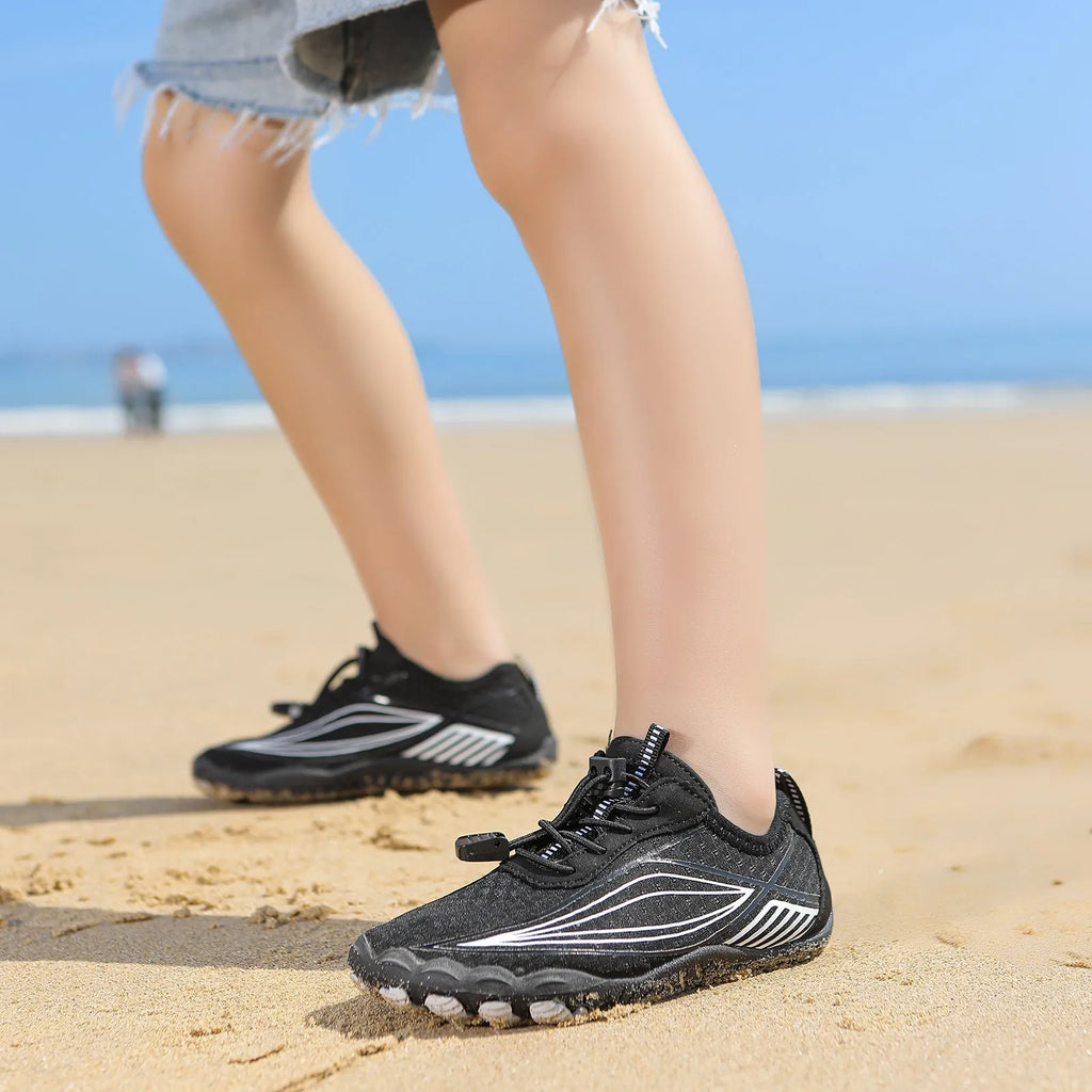 Children's black quick-dry water shoes with elastic band and rubber sole for outdoor swimming.